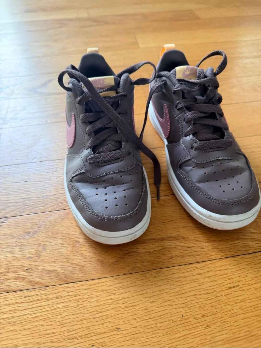 Nike Kids Low-Top Sneakers in Plum with Pink Swoosh and Orange Heel Pull